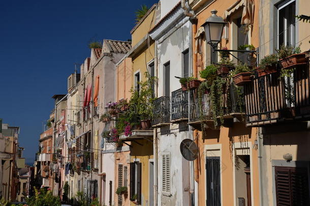 城市关于卡利亚里,撒丁岛,意大利.狭隘的老的大街采用指已提到的人城镇