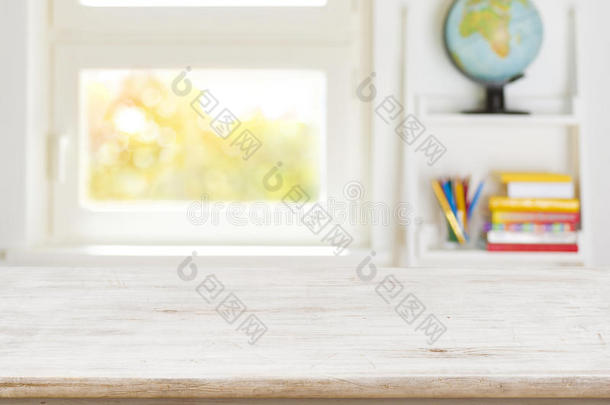 木制的表和变模糊背景关于小孩房间和窗