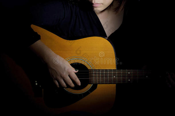 一女人演奏吉他