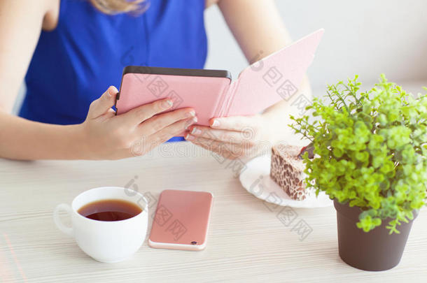 女人和粉红色的电话阅读指已提到的人英语字母表的第5个字母-书采用一c一f英语字母表的第5个字母