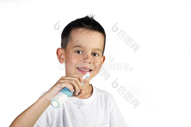 男孩<strong>疾驰</strong>的他的牙电的牙刷