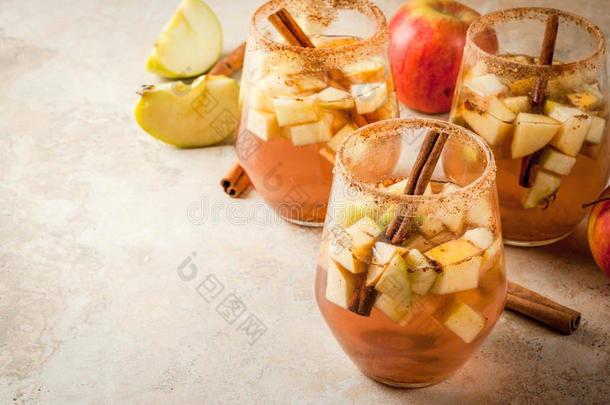 暖和的<strong>苹果</strong>桑格利亚汽酒,<strong>苹果苹果</strong>汁
