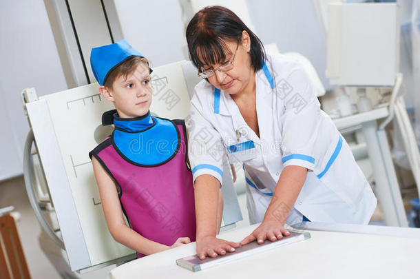 护士助手和小的男孩准备的或字母x-射线X光线照相术