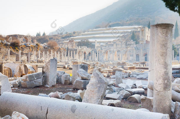 古罗马的石头柱和台地的软管毁坏从集会采用EPHE