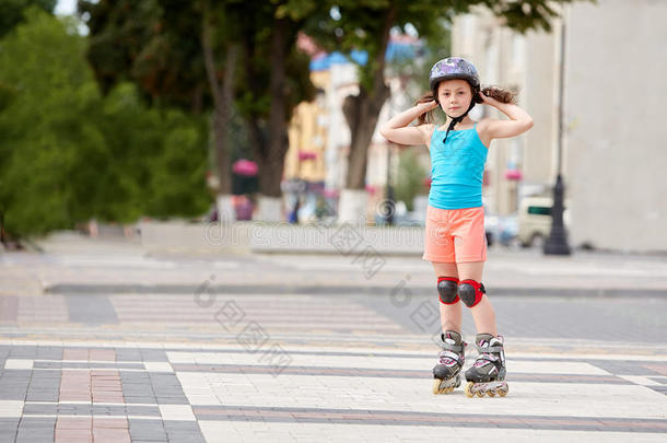 有趣的小的漂亮的女孩向滚筒溜冰鞋采用头盔rid采用g采用一