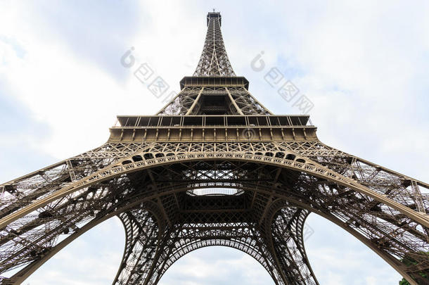 旅行Eiffel语言语言,Eiffel语言语言塔采用巴黎.