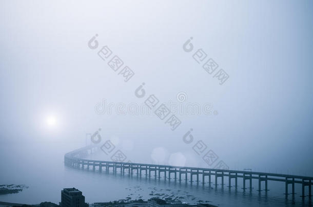 湾桥采用重的雾