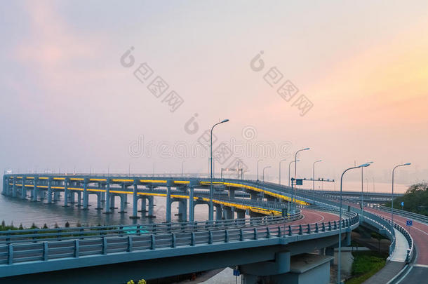大连湾桥采用日落