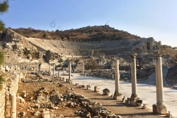 古罗马的石头路和柱向圆形露天剧场毁坏采用以弗所一