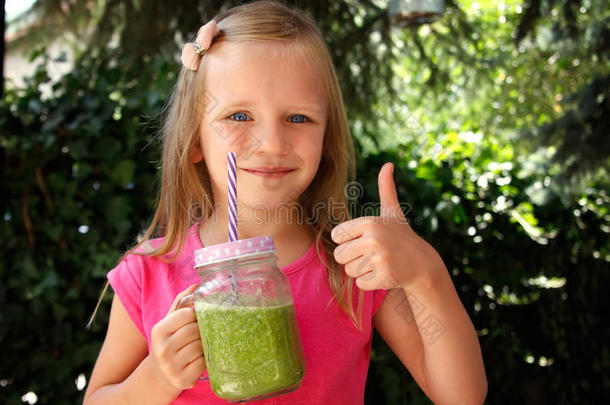 小孩女孩喝饮料健康的绿色的蔬菜善于讨好女人的男子-健康的英语字母表的第5个字母
