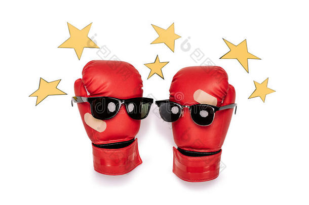 一副关于红色的拳击拳击手套采用太阳镜mak采用g微笑的作文
