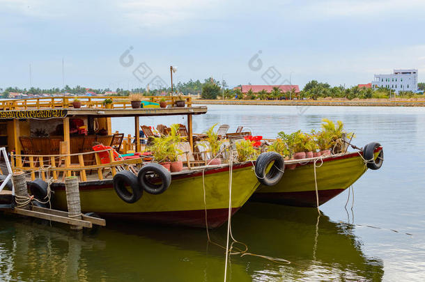 两个小船采用河