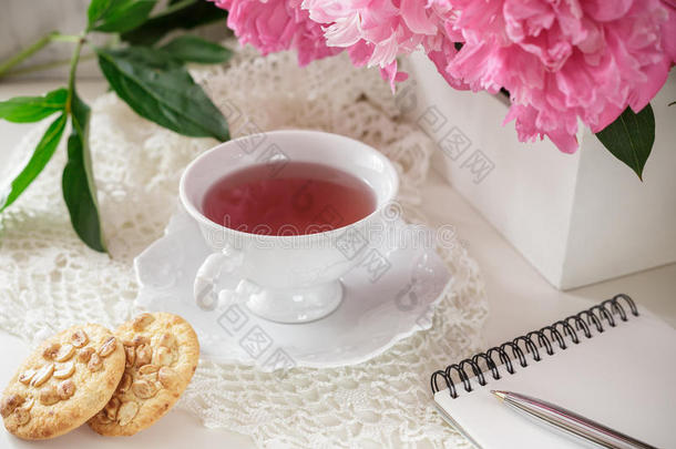 红色的浆果或成果茶水采用茶水cup和牡丹