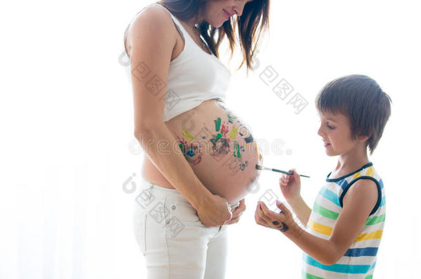 幸福的小孩,男孩,绘画向妈咪`英文字母表的第19个字母怀孕的肚子