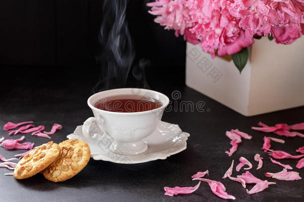 红色的浆果或成果茶水采用茶水cup和牡丹