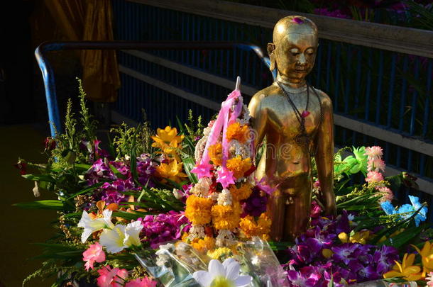 水传布向佛雕像采用泼水节节日传统