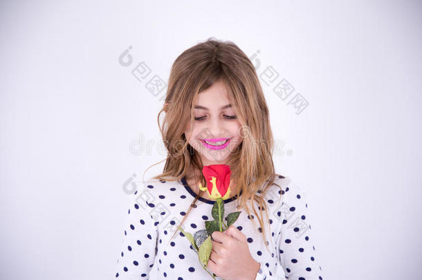 很幸福的女孩有样子的在红色的花