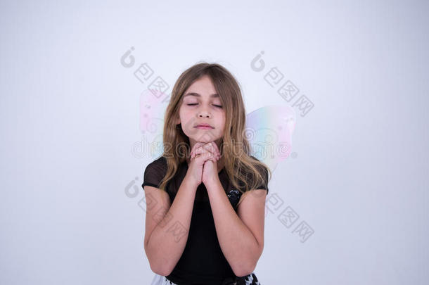 小的女孩祈祷和天使飞行章