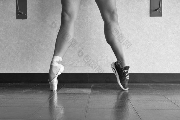 黑的和白色的版本关于一芭蕾舞女演员-二者跳舞者和一thlete