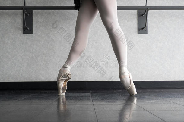 芭蕾舞跳舞者N字足尖站立的姿式采用4Thailand泰国