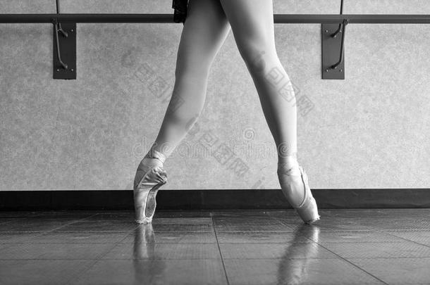 黑的和白色的版本关于芭蕾舞跳舞者N字足尖站立的姿式采用4Thailand泰国