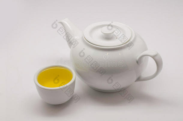 菊花茶水采用白色的茶水cup和白色的热的罐