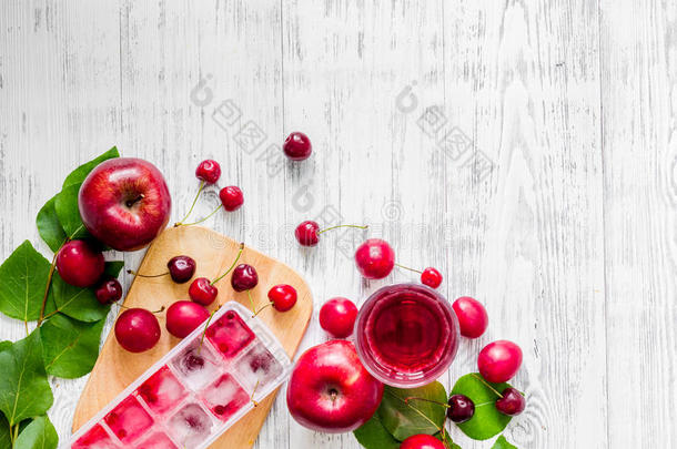 夏成果喝和苹果,樱桃和配套菜向木制的表英语字母表的第20个字母
