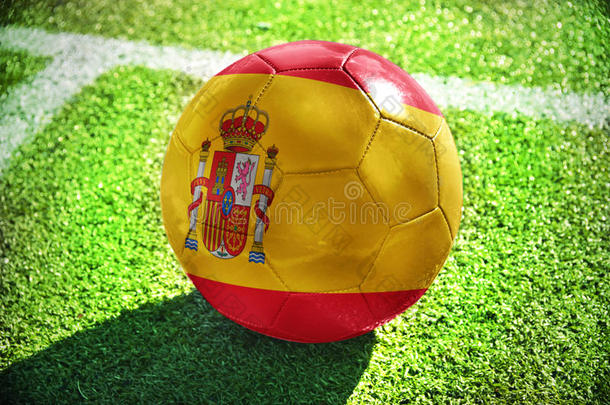 足球球和指已提到的人国家的旗关于西班牙谎言向指已提到的人绿色的