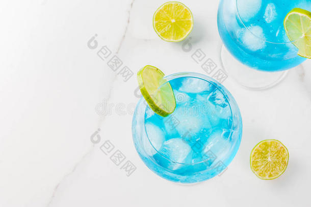 蓝色乙醇鸡尾酒和酸橙