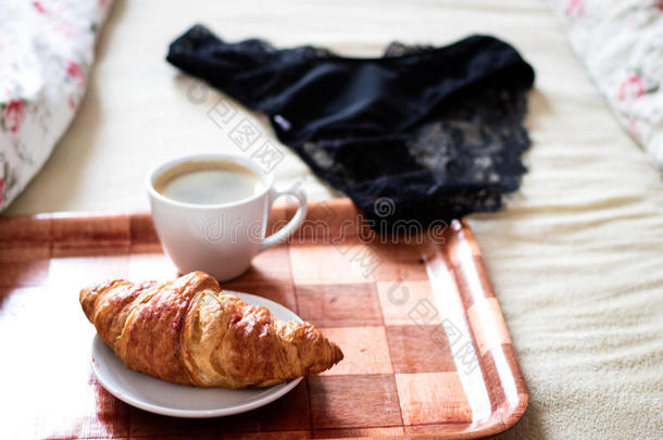 早晨,美味的早餐向床.女用贴身<strong>内衣裤</strong>,奶罩和咖啡豆.