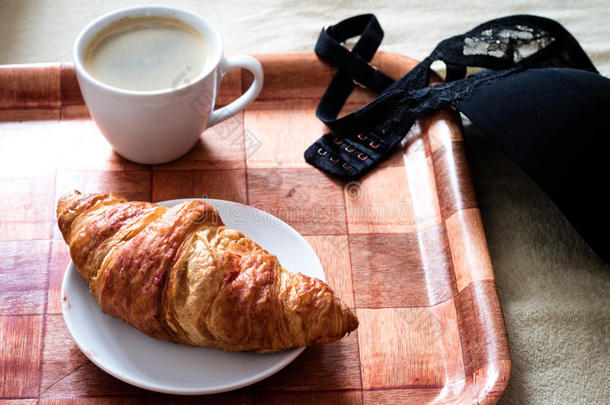 早晨,美味的早餐向床.女用贴身<strong>内衣裤</strong>,奶罩和咖啡豆.