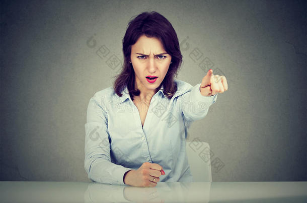 生气的商业女人一次在书桌尖叫的弄尖和鱼鳍