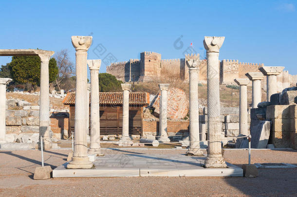 小的古罗马的正方形和石头柱行采用以弗所考古学