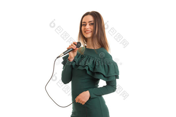 欢乐的女人采用绿色的颜色衣服和扩音器采用手