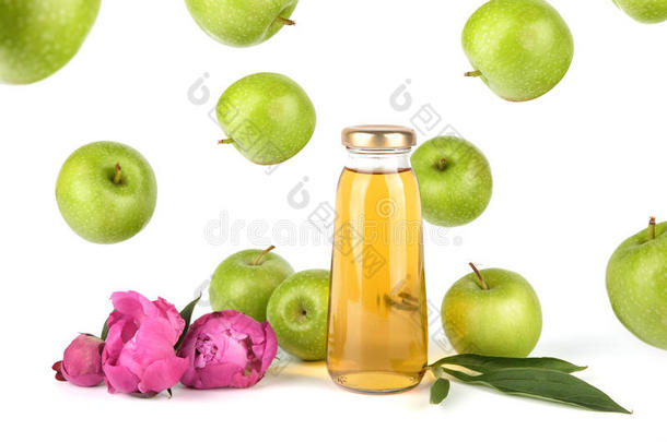 苹果金色的果汁采用瓶子.