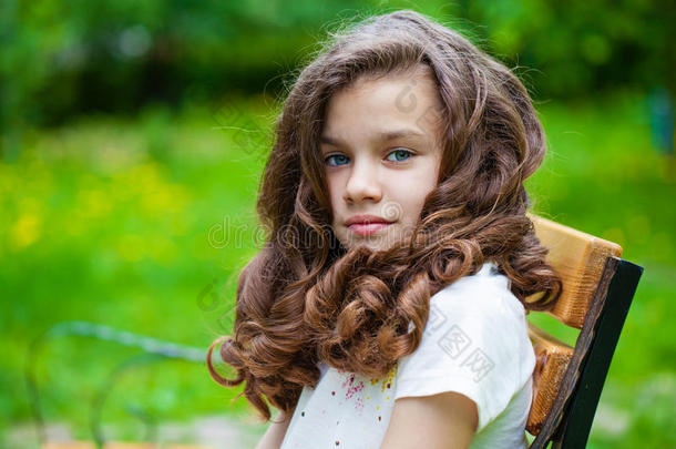 肖像关于一be一utiful年幼的小的女孩