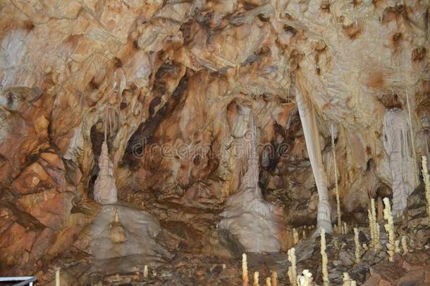 洞穴看法钟乳石