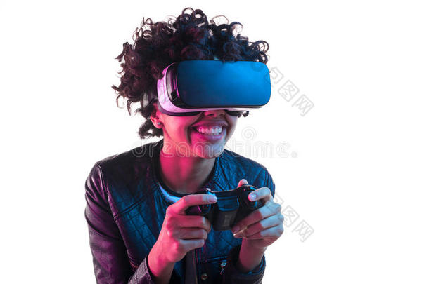 <strong>微笑</strong>的女人和游戏手柄使人疲乏的VirtualReality<strong>虚拟现实</strong>护目镜