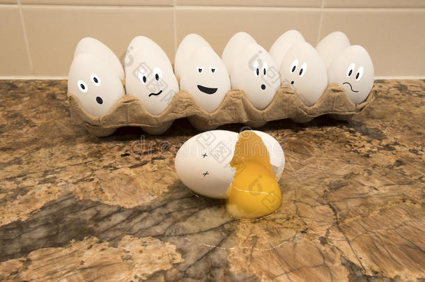 鸡蛋向厨房柜台有插画的报章杂志