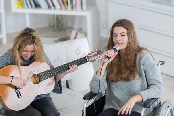 女孩教学朋友向比赛吉他