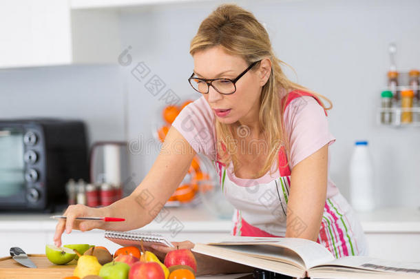 成熟的女人阅读食谱采用厨房look采用g为食谱