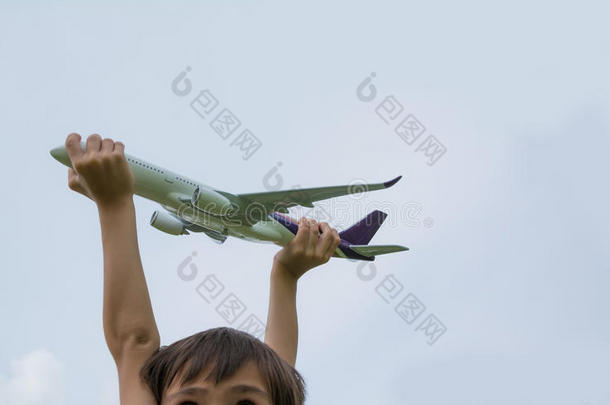小孩演奏和玩具飞机.小孩s演奏和玩具飞机