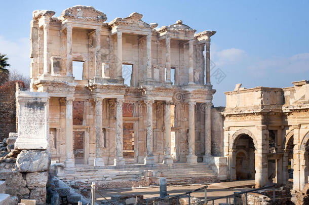 古罗马的图书馆建筑物的正面和石头柱采用以弗所考古学