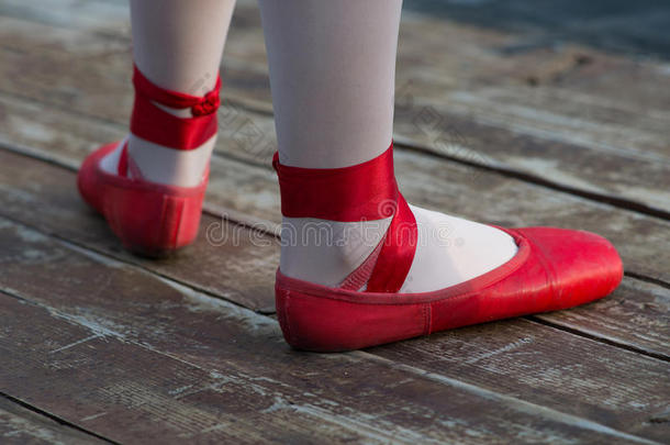 红色的芭蕾<strong>舞鞋</strong>子和<strong>白色</strong>的短袜采用baller采用a.