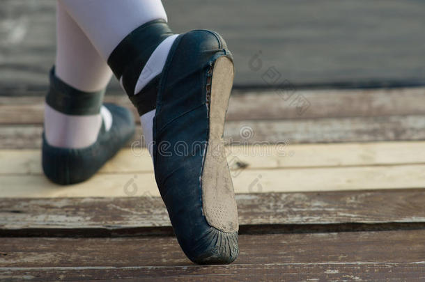 蓝色芭蕾舞鞋子和白色的短袜采用baller采用a.