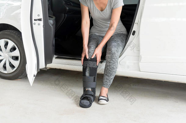 受伤的女人使人疲乏的体育用品和黑的铸造向腿一次
