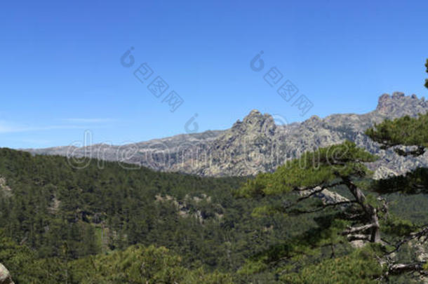 多岩石的小山采用<strong>关口</strong>demand需要巴维拉mounta采用s,科西嘉,法国