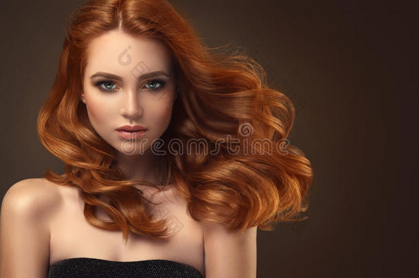 红色的有毛发的女人和<strong>大</strong>的,发光的和有卷发的发型.费<strong>利</strong>