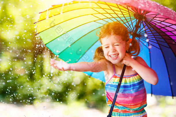 幸福的小孩女孩笑声和演奏在下面夏雨和一本姆