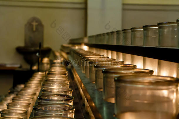 行关于<strong>奉献</strong>的蜡烛点火在旁边经常去做礼拜的人采用包罗万象的主教的座位